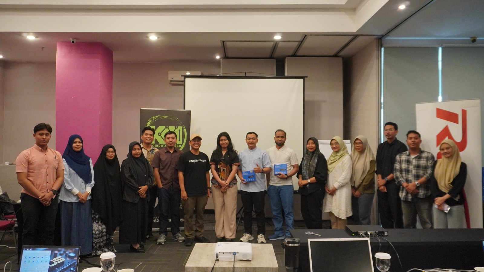 Guru Produktif Komputer SMK Multi Karya Ikuti Workshop Ruijie di Medan