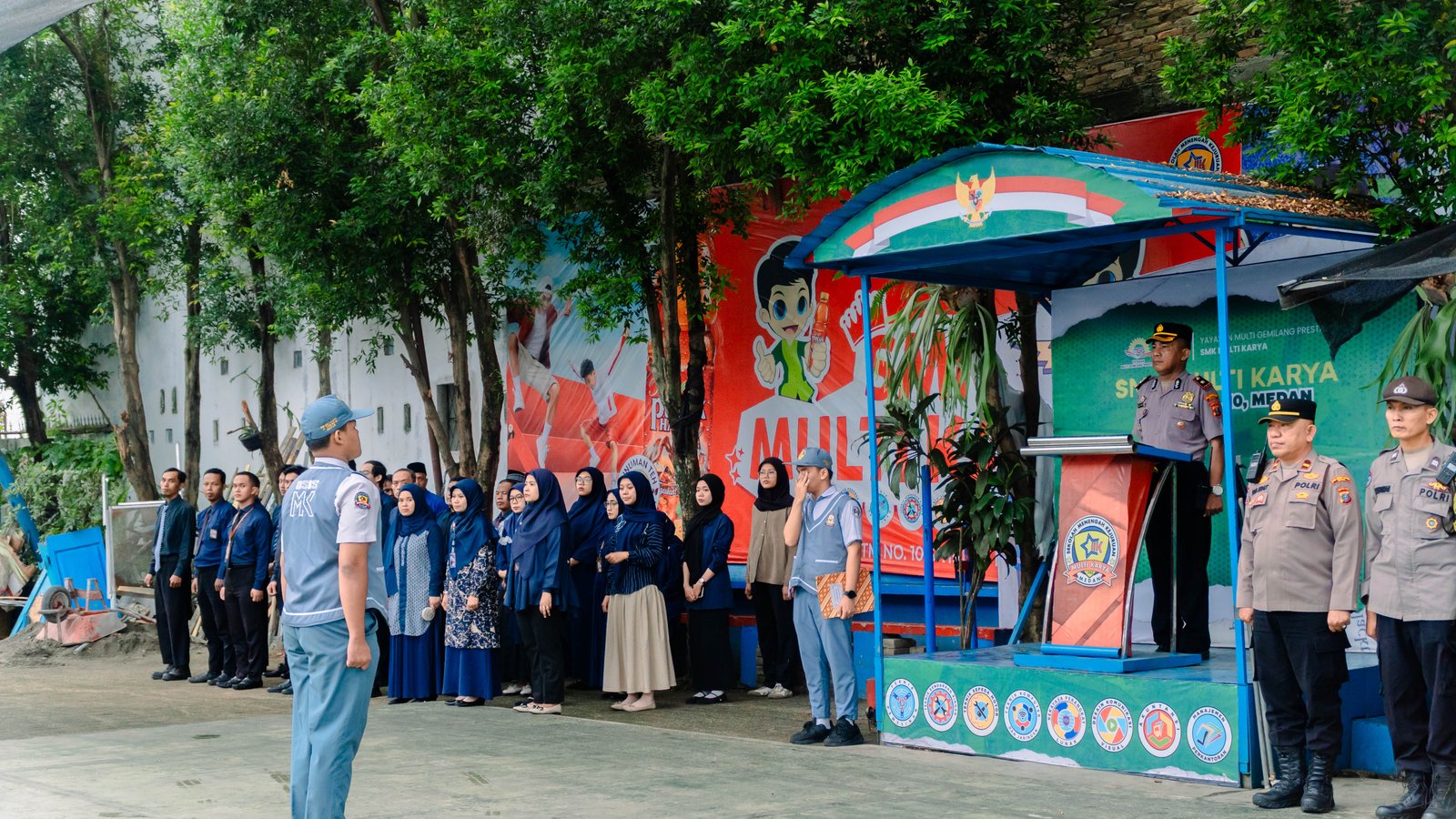 Upacara Bendera Hari Senin SMK Multi Karya Medan Hadirkan Kapolsek Patumbak sebagai Pembina