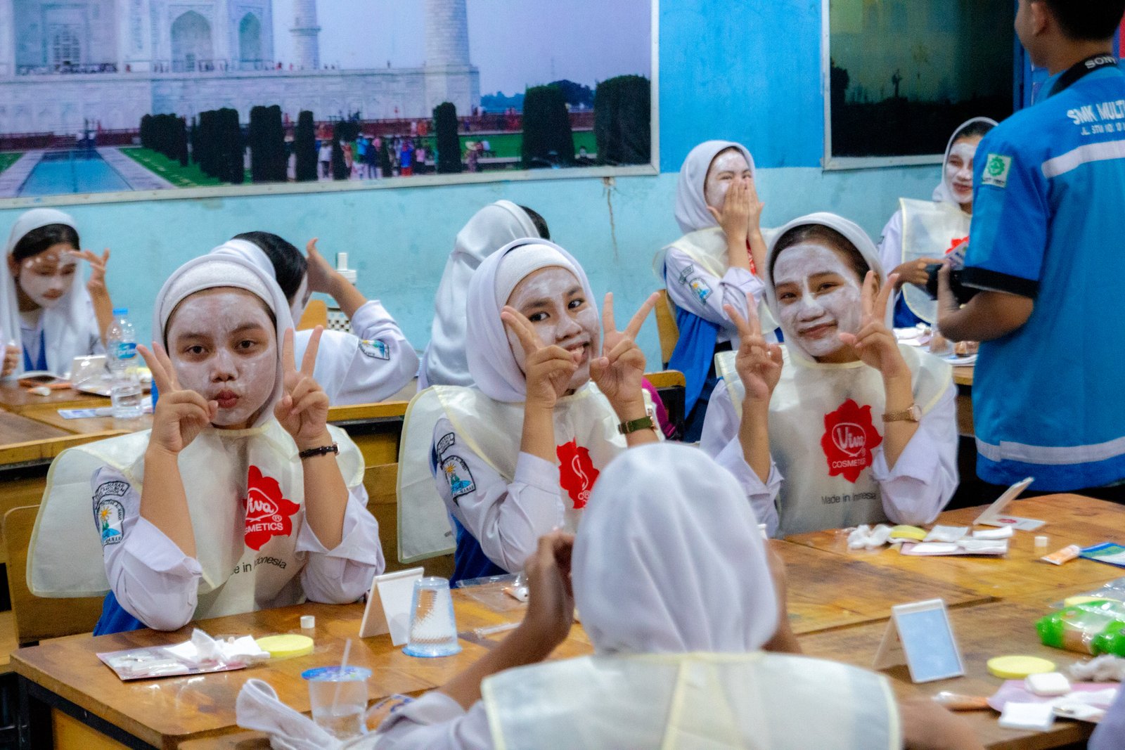 Beauty Class Bersama Viva Cosmetics, Siswa SMP Al Manar Dapat Pengalaman Praktik Skincare di SMK Multi Karya